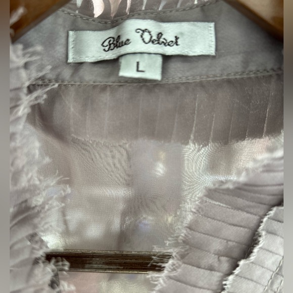 Delicate and feminine grey flowy tank blouse. - Picture 5 of 6